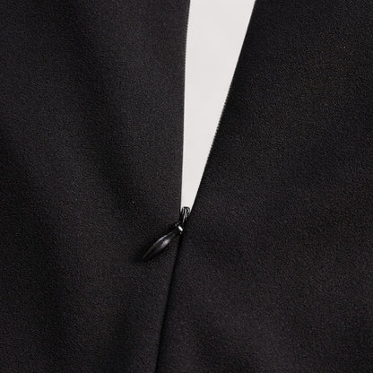 Tiara | Verfeinertes Kleid mit Gürtel und Mandarin-Kragen