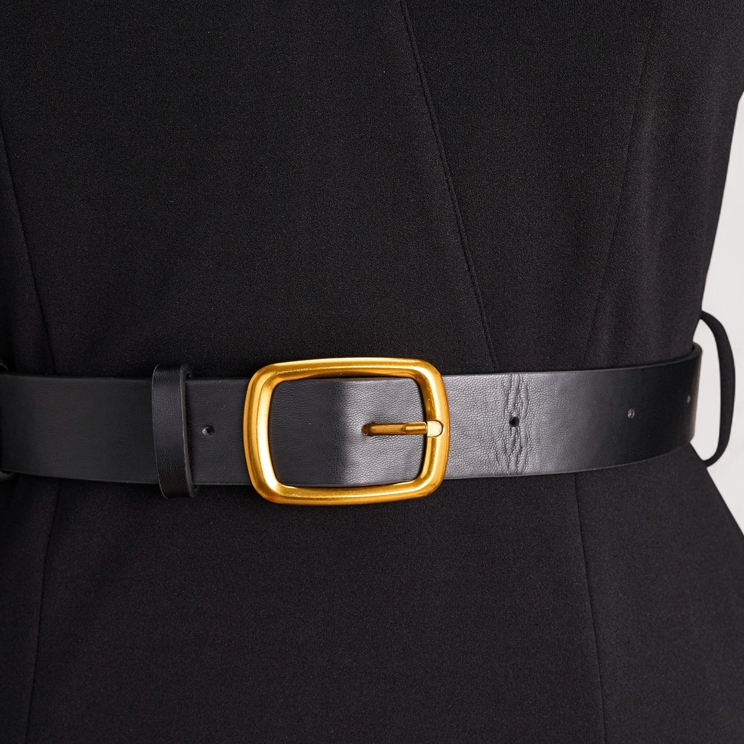 Tiara | Verfeinertes Kleid mit Gürtel und Mandarin-Kragen