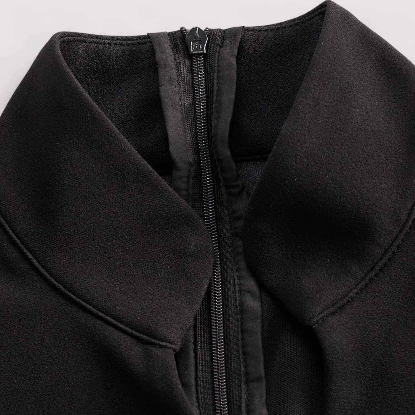 Tiara | Verfeinertes Kleid mit Gürtel und Mandarin-Kragen